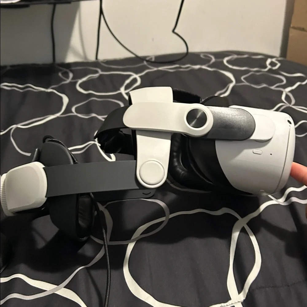 Advanced White VR Headset for Immersive Experiences